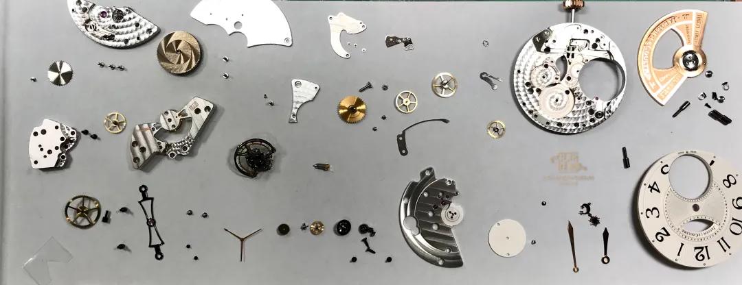 整个手表拆解后的零件 说回我们的正题,以下这个零件就是被维修师取下