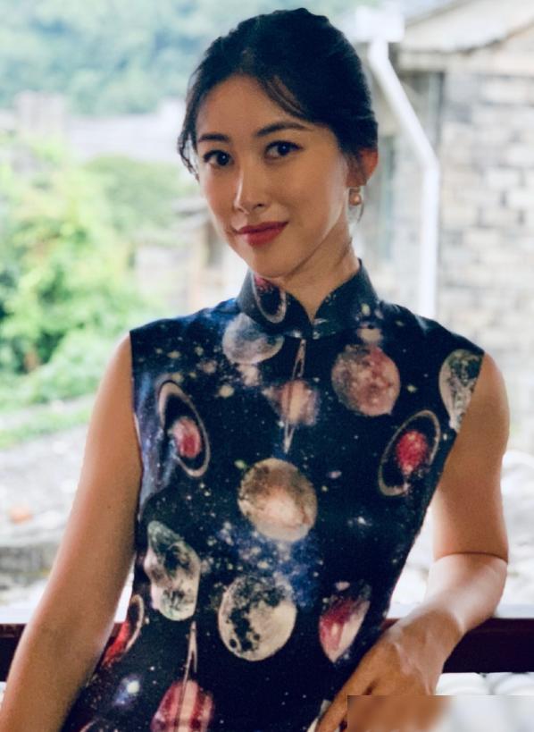 朱珠产后首露面,坦言生孩子很辛苦,做女人太不容易