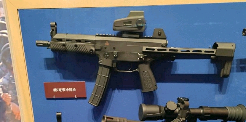 阅兵式短管步枪 这个是短管 这个是qbu191精准步枪,旁边的应该是新式