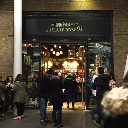 Harry potter shop,harrypotter 这个旁边还开了一家哈利波特纪念品商店 harry potter shop at