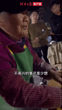 不择手段!为了博眼球,网红们又盯上了96岁的菜馍奶奶