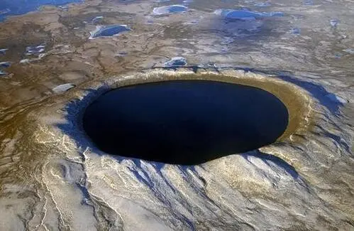 位置却处于墨西哥的尤卡坦半岛，也是著名的希克苏鲁伯陨石坠落的地点。希克苏鲁伯陨石坑这个大佬们也已经考证过了。要么是中南美洲神话故事的