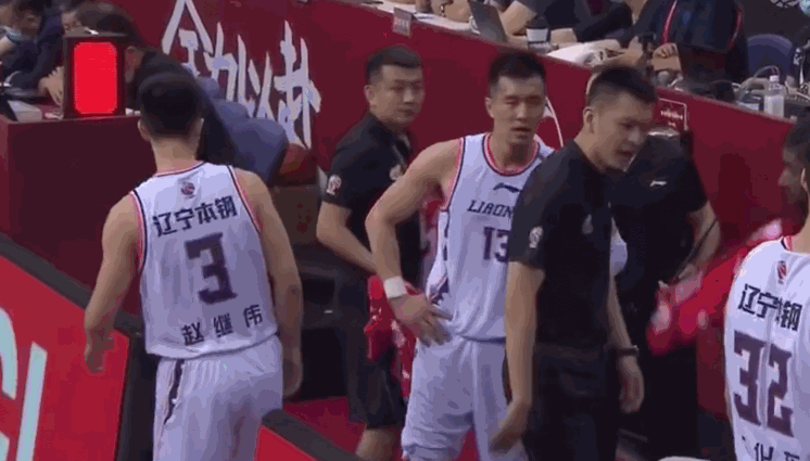 杨鸣善意提醒郭艾伦却遭无视名记他是这场完美比赛的唯一不足