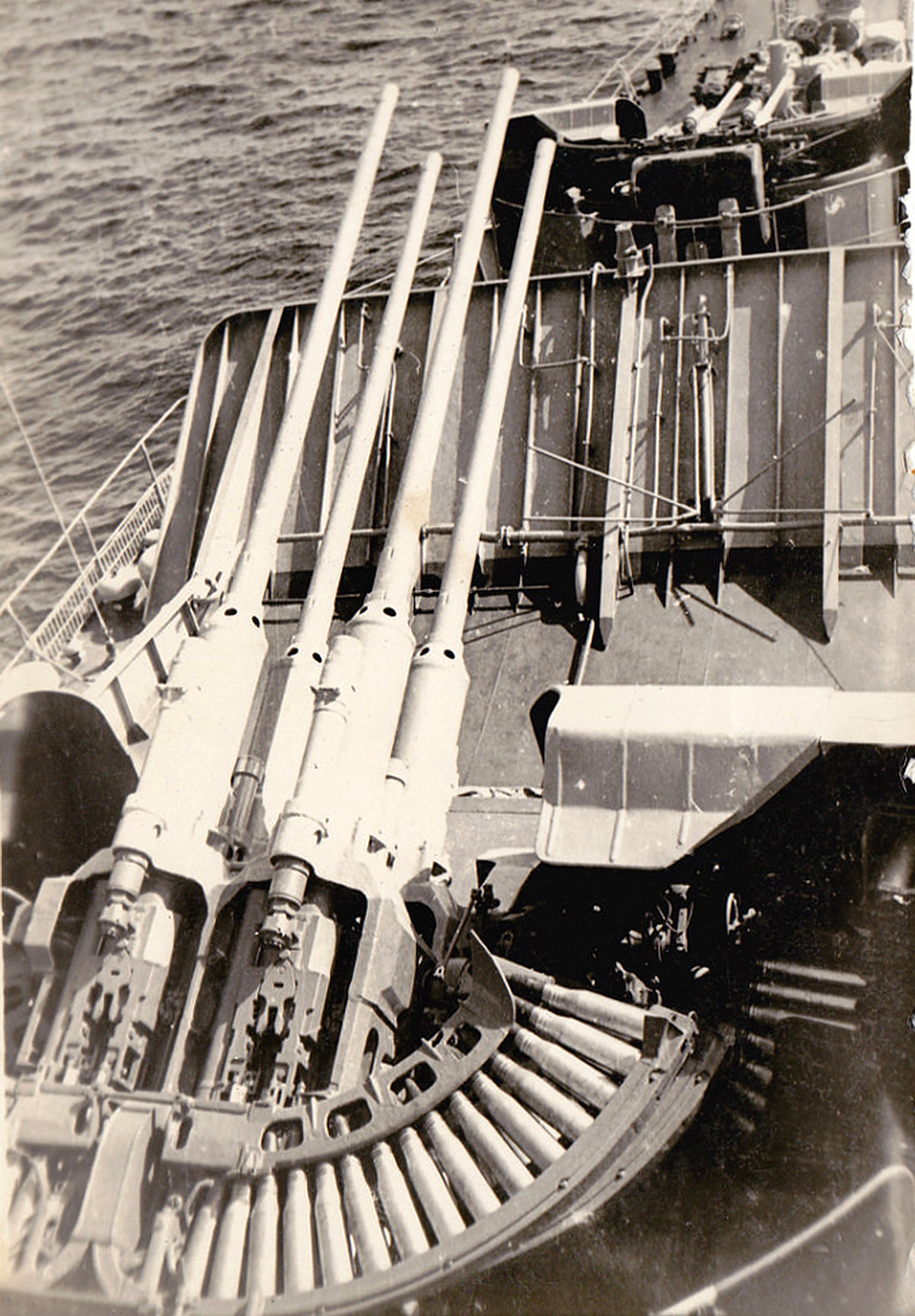 zif-75型57毫米舰炮采用弧形弹槽供弹