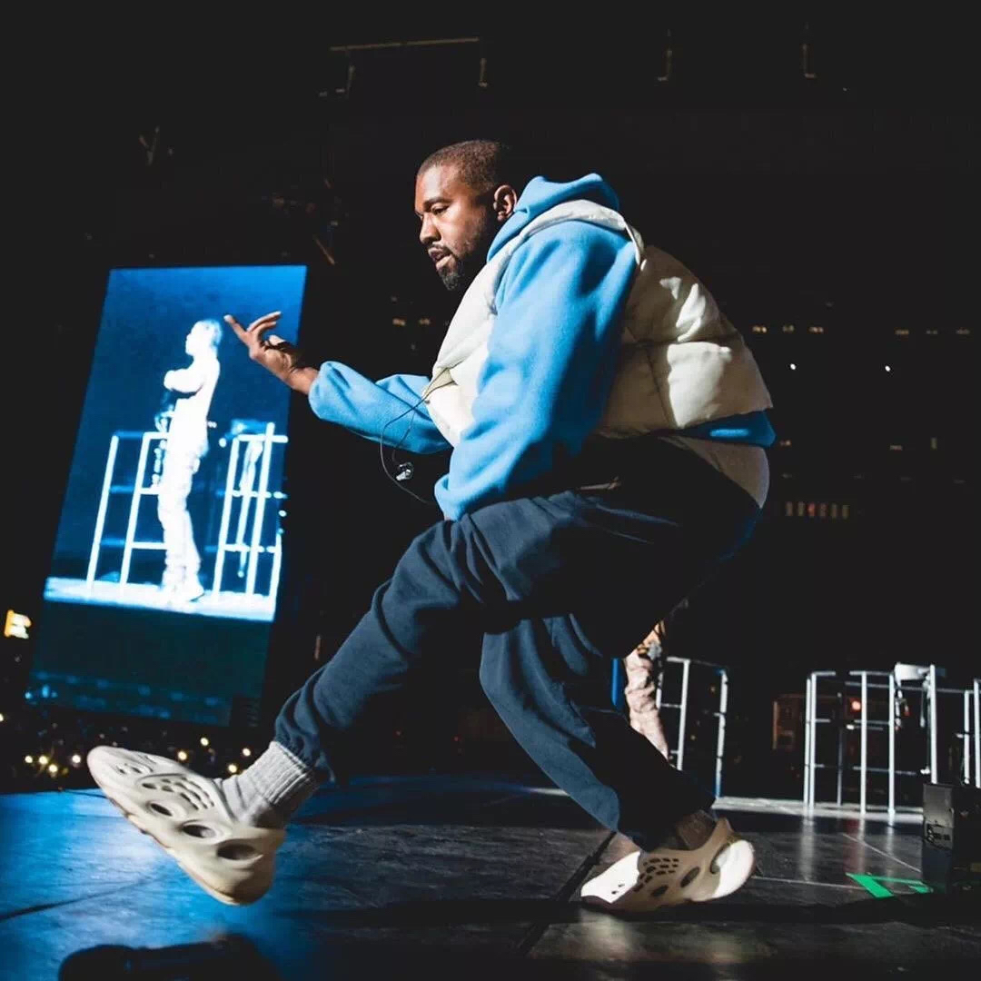 travisscott和侃爷,travisscott 现身travis scott 演出的侃爷,居然穿了.