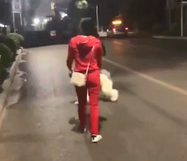这个禽兽还吐舌头!放开那个女孩,我来.