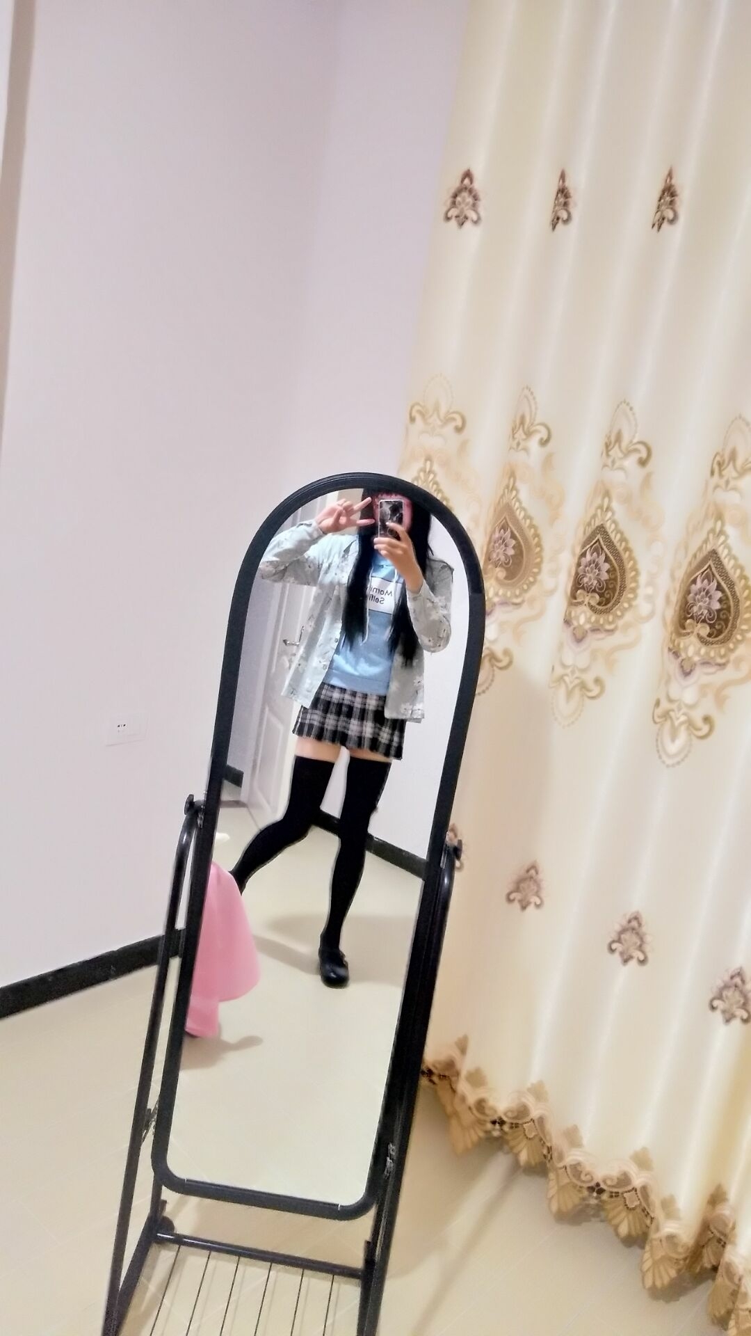 男孩子偷偷穿上他姐姐的衣服之后?