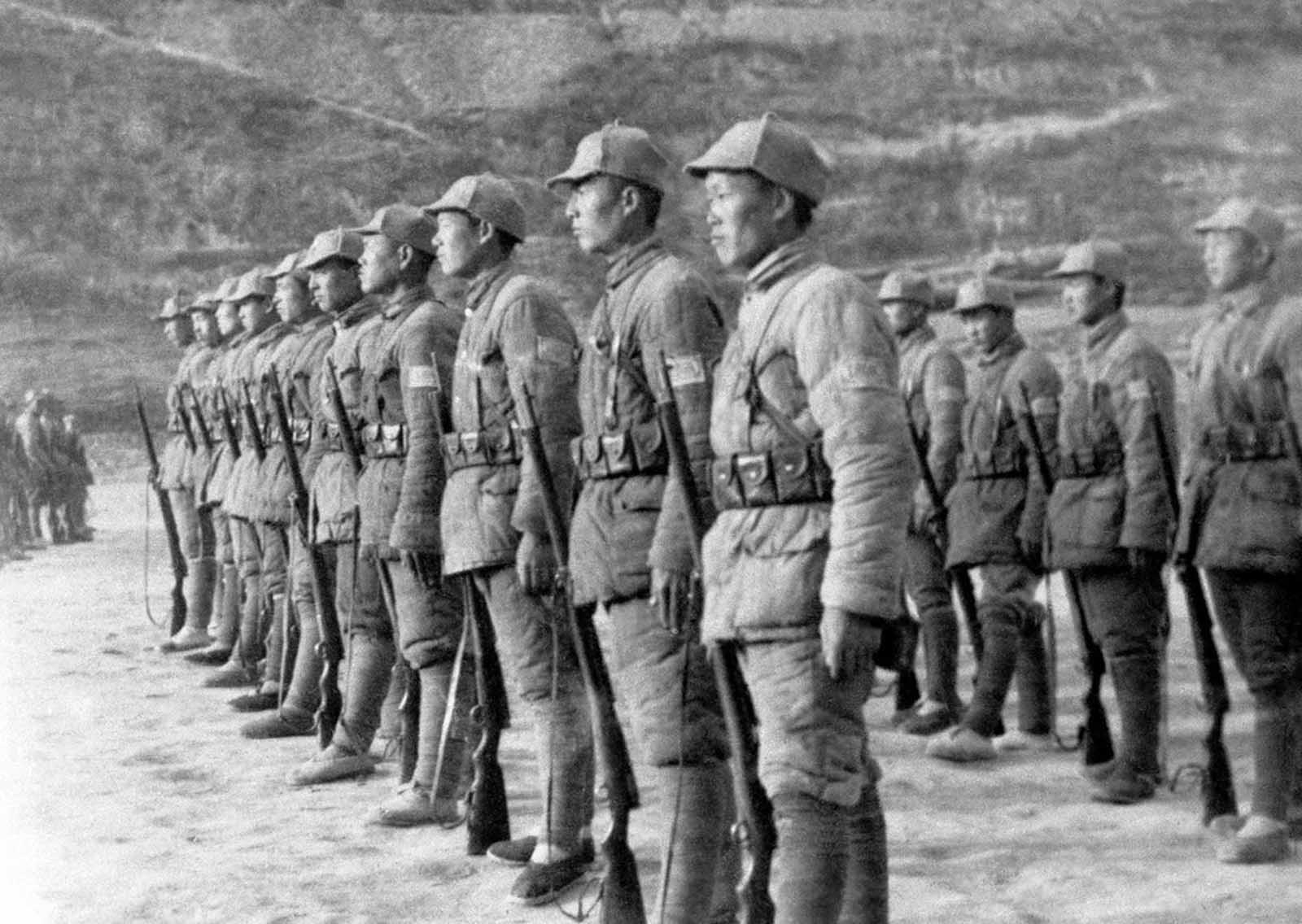 1946年3月26日,中国八路军士兵在延安的操场上.