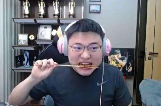 uzi直播吃东西被传糖尿病是造假奥咪咪强势回应不要再带节奏了