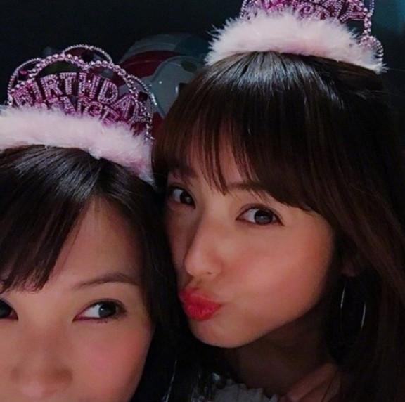 最强美女组合佐佐木希为大政绚庆生对镜甜笑