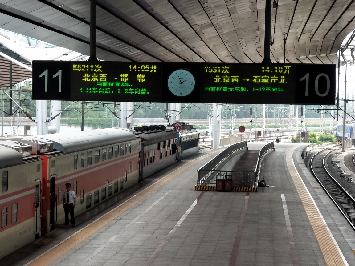 y531停靠北京西10站台,            隔壁11站台k5211