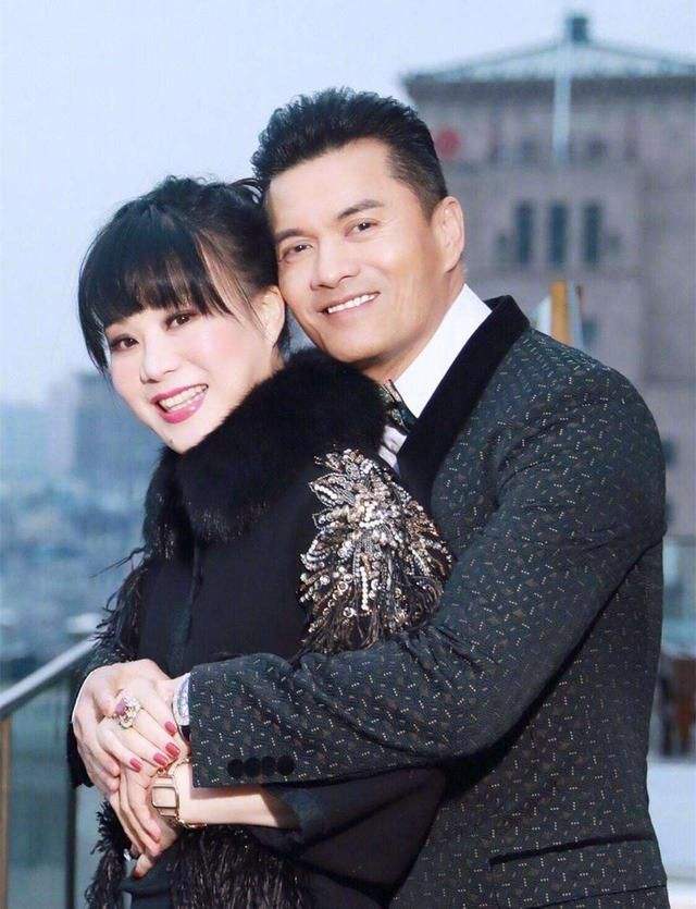 2001年,吕良伟和贵族姑娘杨小娟结婚后,吕良伟的工作重心就从演员向