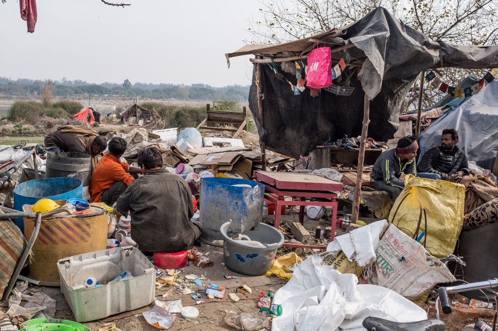 印度首都德里穷人的真实生活:木头搭窝棚居住,从垃圾堆里捡东西