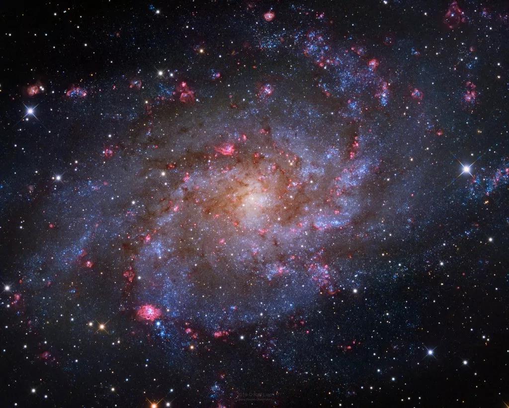 m33位置靠近仙女座星系,在这两个星系的观星人,彼此都可以看见天空上