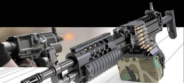 是美国奈特军械以斯通纳96轻机枪为原型研制出的kac chain saw轻机枪