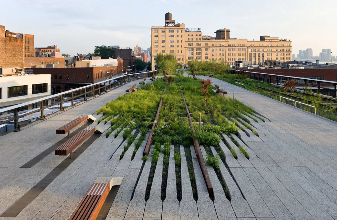 克莱德·沃伦公园(klyde warren park)建立在现有的伍德罗·罗杰斯