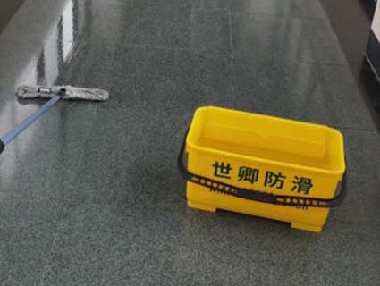 瓷砖上怎么做防滑处理 bc9d524756b182a91ab52db14080666405ed223f.jpg