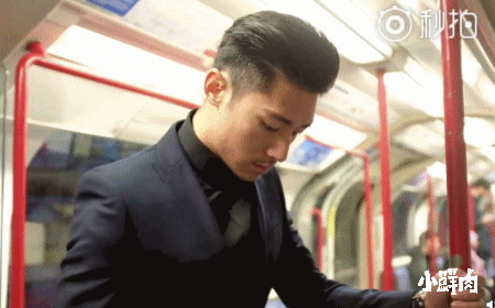 地铁西装帅哥又火了:确认过的眼神,是脱过的人.