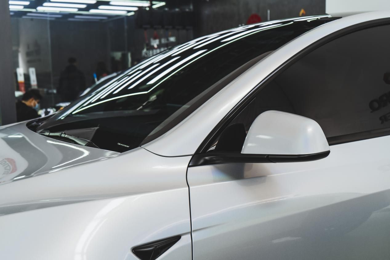 天津汽车贴膜特斯拉model y七彩镭射白改色案例分享