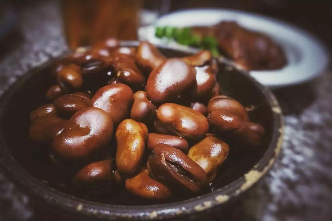 "就是孔乙己最爱的下酒菜——茴香豆.