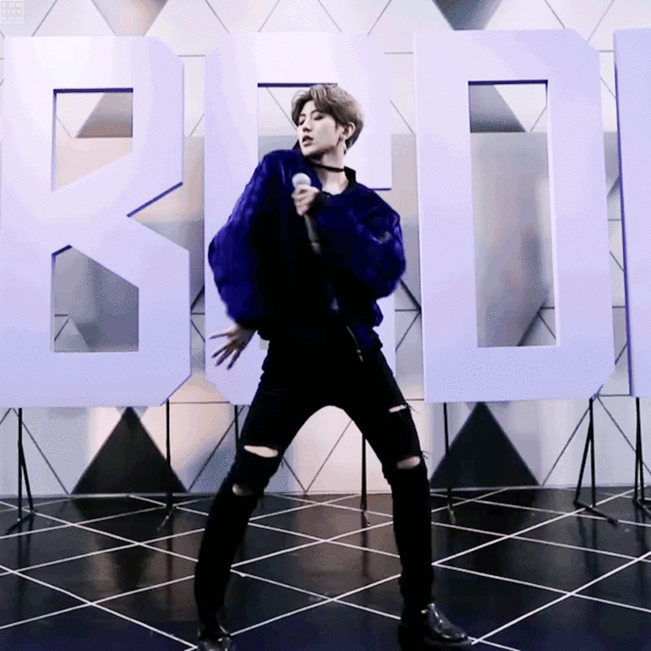 小蔡徐坤吹头发动图