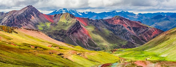 在秘鲁安第斯山脉中拔地而起的vinicunca 山峰海拔超过 5200 米.