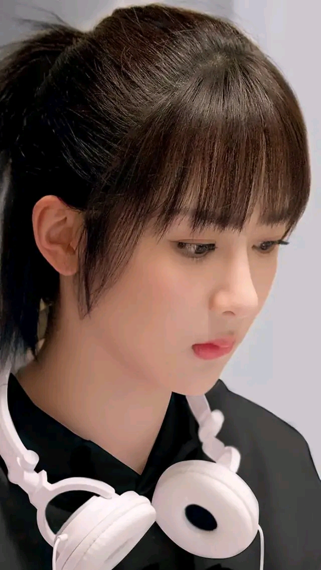 杨紫精美壁纸:时光氤氲,愿你被世界温柔以待