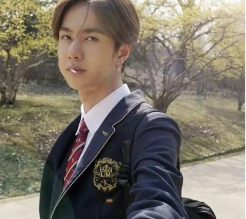 【韩网热议】王一博x周子瑜高中学生制服价格曝光!傻眼,非富即贵啊!