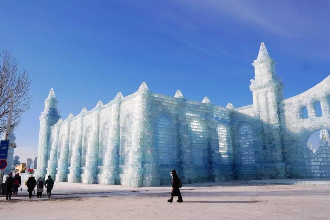 冰雪大世界的外围是冰雕的欧式城堡城墙,进入其中,宛如进入了童话世界