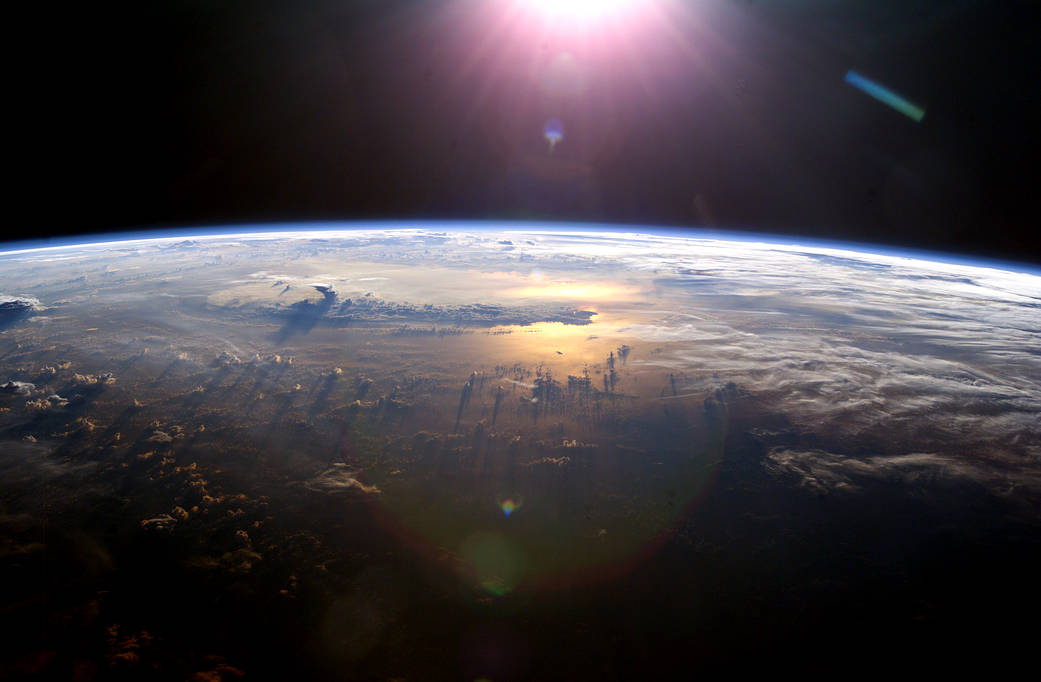 国际空间站从太空俯瞰太阳在地球上空的景色