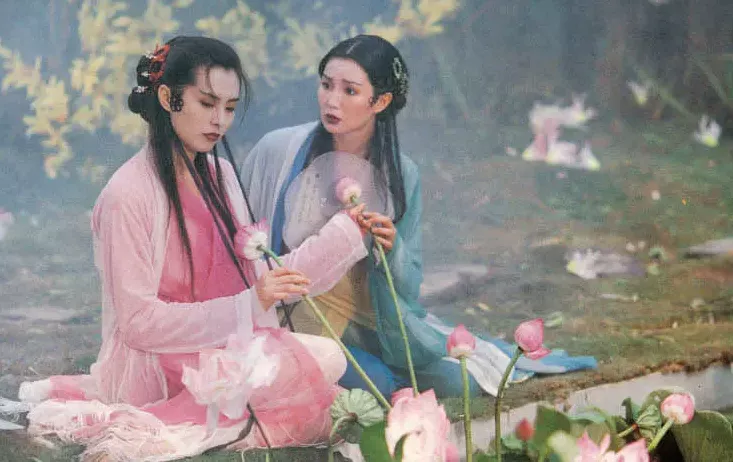 在传统的白蛇传故事里,小青基本上都是较为单薄的配角出现,偶尔会为她