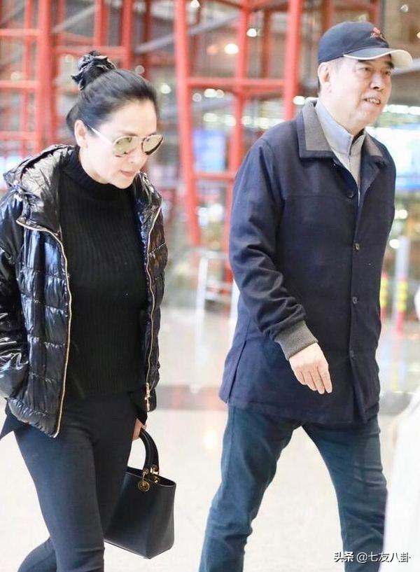 67岁陈凯歌现身机场,与小16岁的陈红宛如隔代,老夫少妻依旧甜