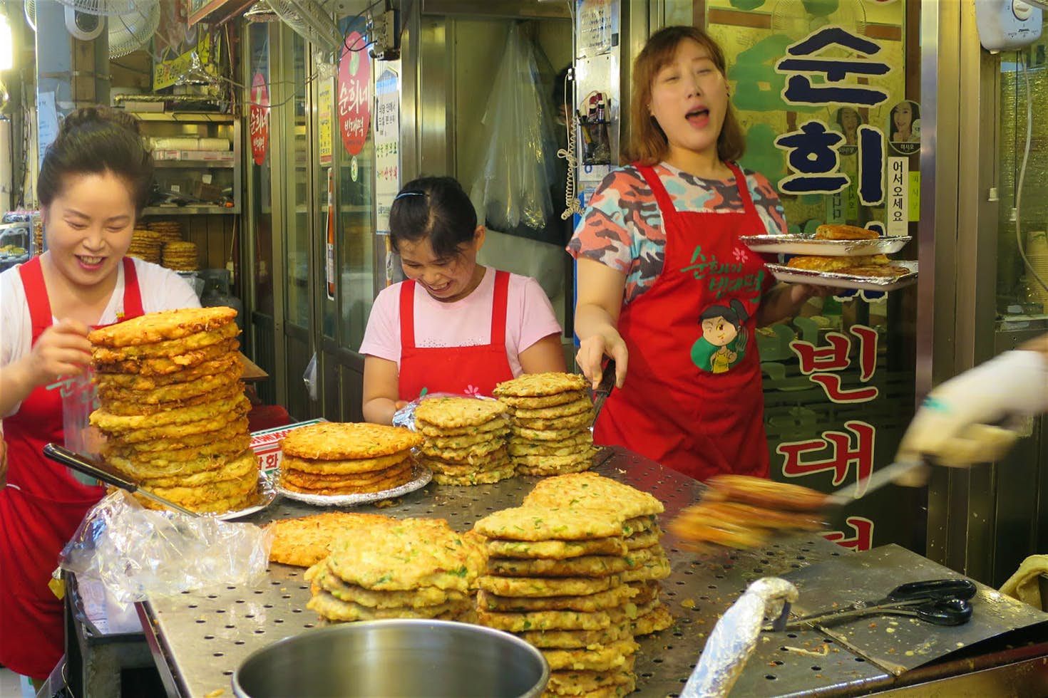 中国人在韩国街头吃美食总有一种似曾相识的感觉