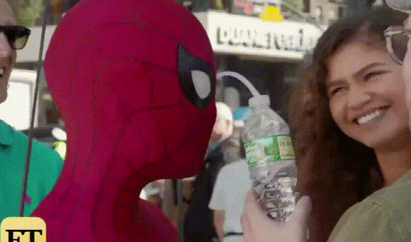 gif外媒et还晒出了画面,感受一下:虽然在《蜘蛛侠:英雄远征》预告里