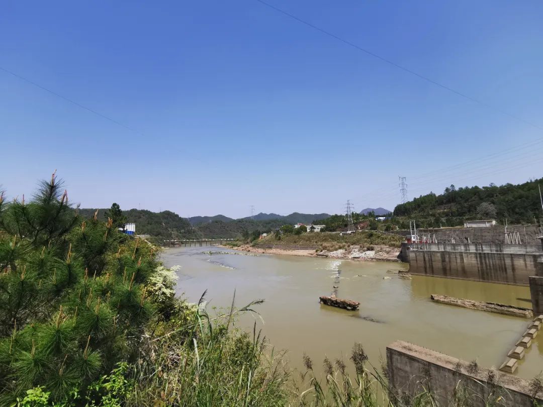电力投资有限公司在江西省信丰县铁石口镇兴建的一座灯泡贯流式水电站
