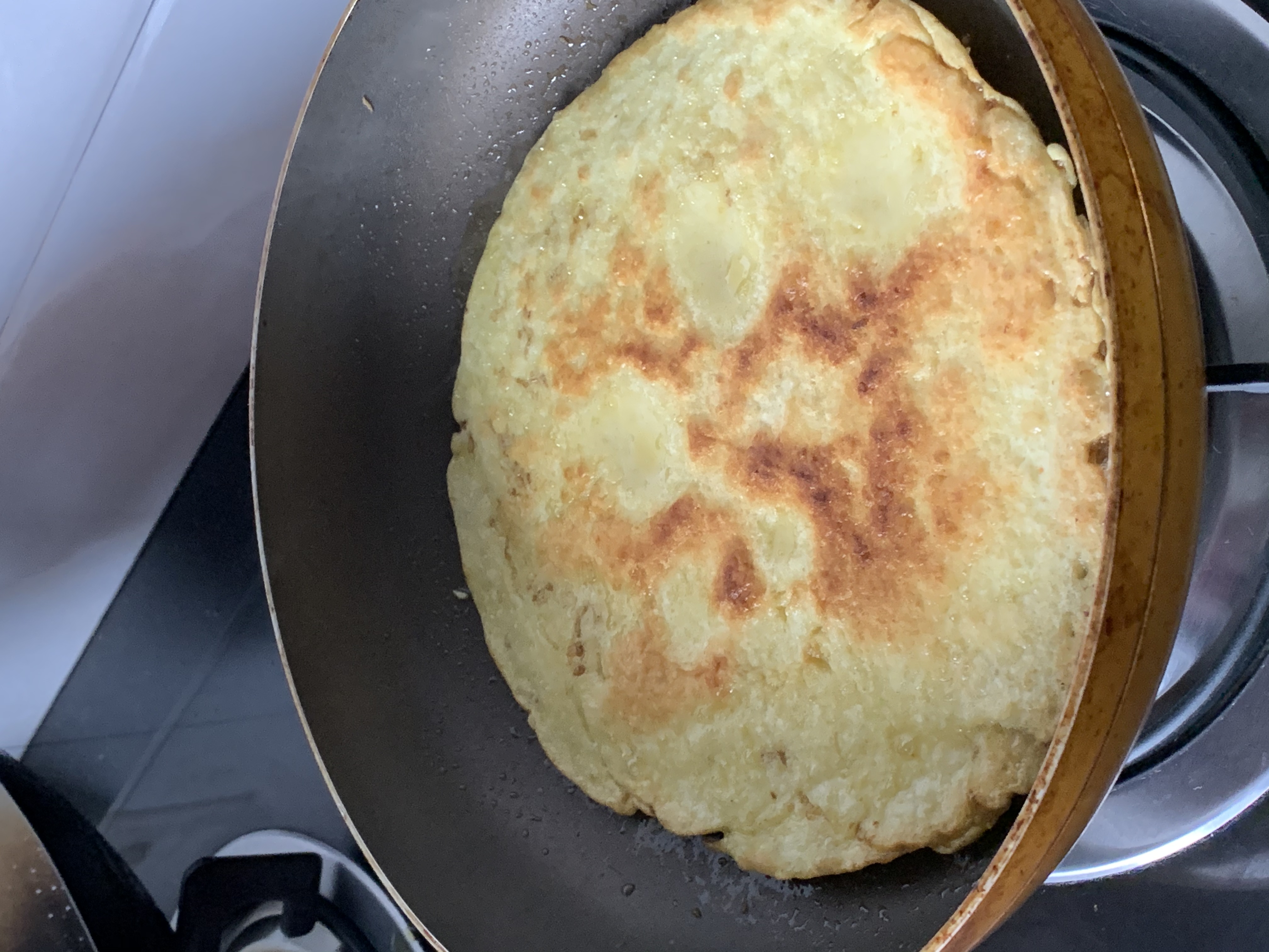 然后多的面粉糊就这样用来摊煎饼来吃了