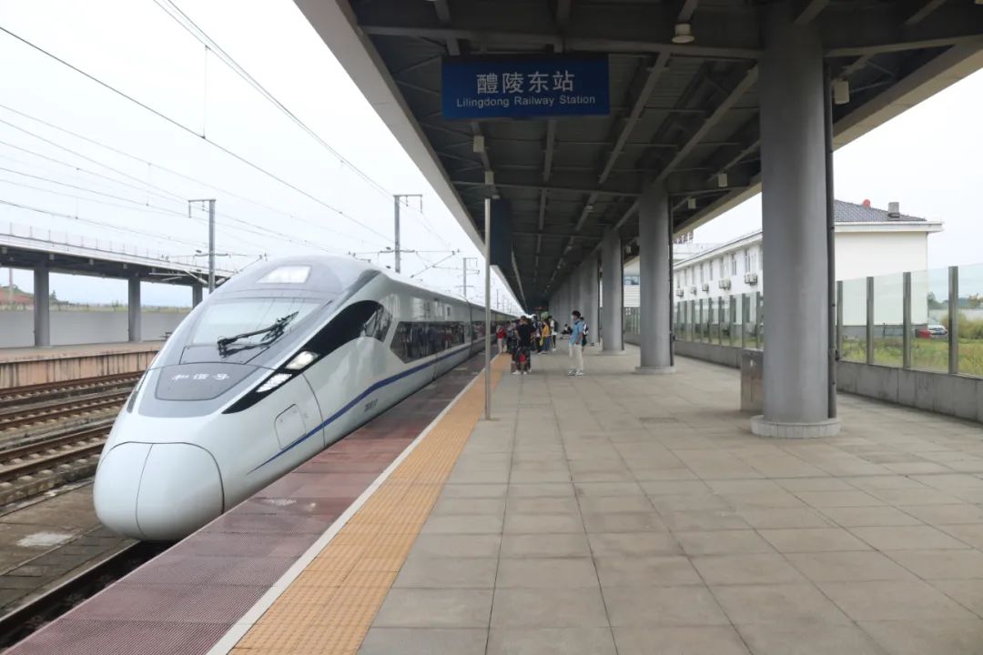 2012年6月,编号为6601,6602的crh380d动车组在北京环形铁道进行试验.