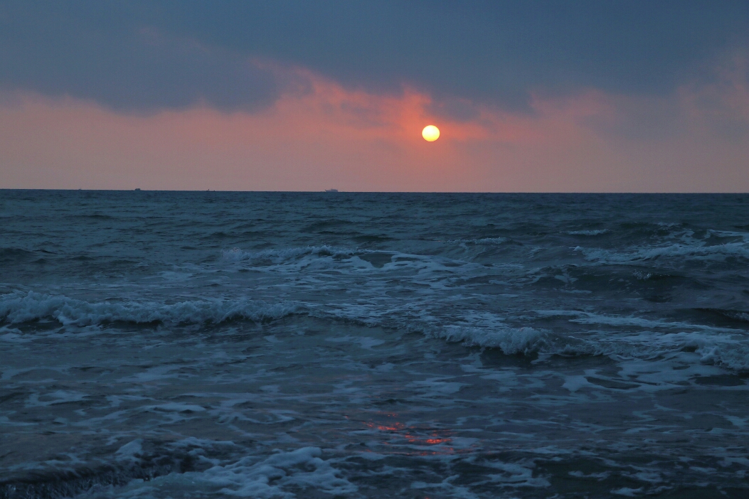 海上升红日,天涯始此时