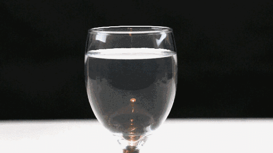 振动产生的,伴随着美妙的 圣诞音乐,让我们仔细观察,每一个圣诞音符是