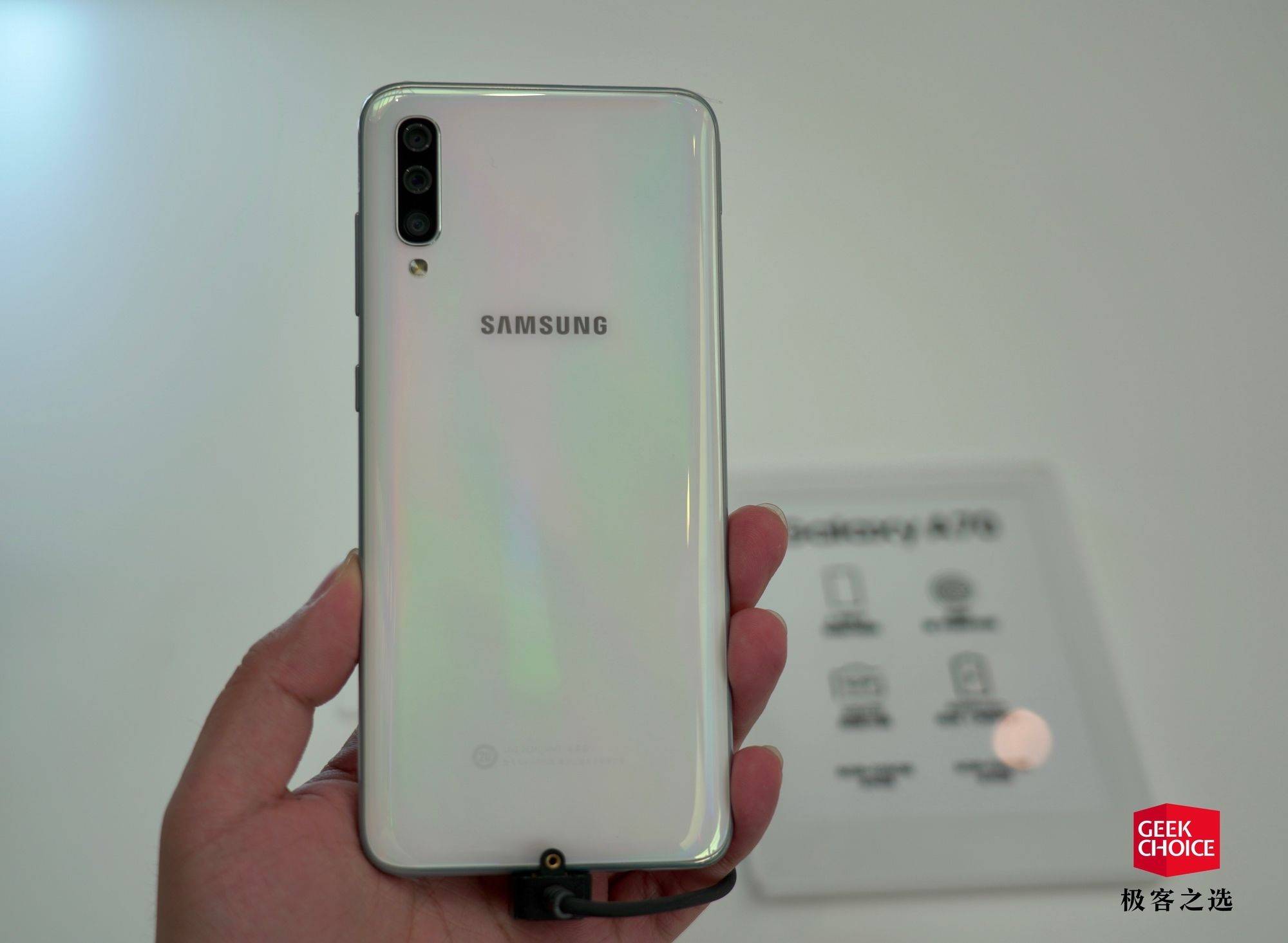 拍照部分,galaxy a70 前后都使用 3200 万像素传感器(三星 gd1),后置