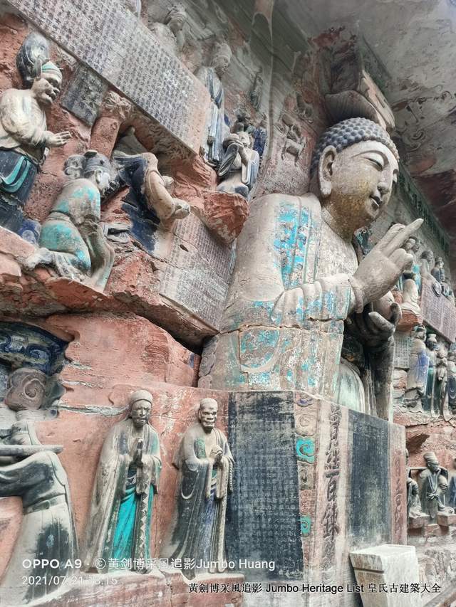 大足石刻宝顶山的六道轮回图,是大足石刻代表作之一.