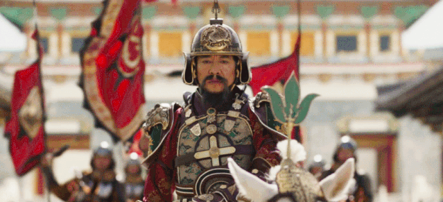 原来剧情是… 从海报你就能看出 陪伴在花木兰身边的 已经不是木须龙
