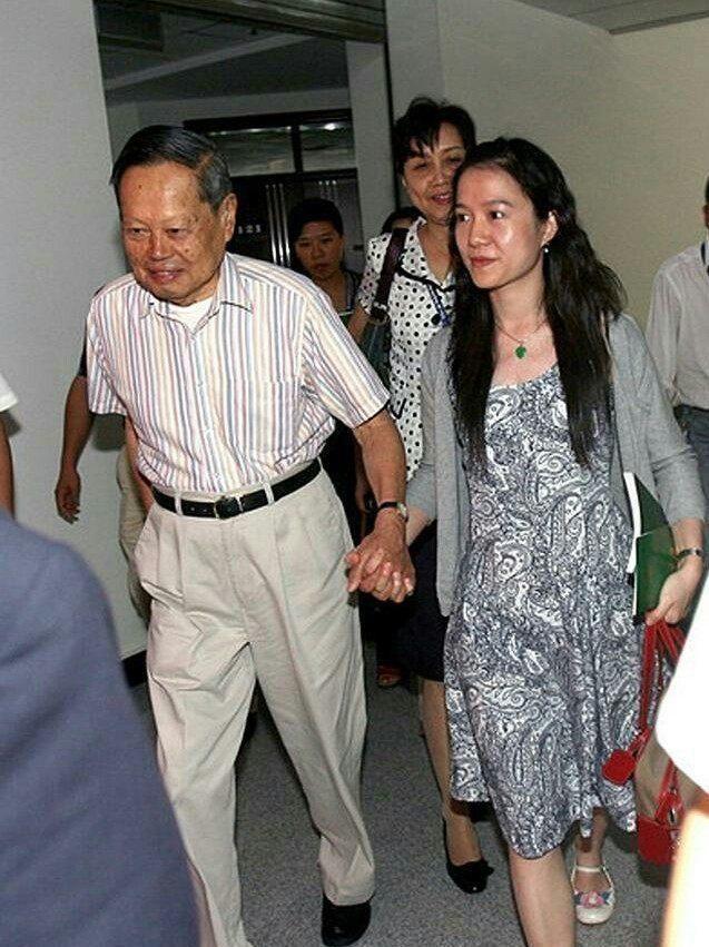 杨振宁与小54岁妻子翁帆的十指紧扣,其实并不是因为爱情