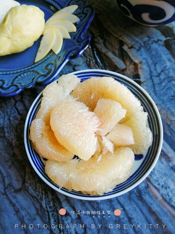 等到费劲巴拉的把柚子剥好后,一个个放进精致的盘子里放在了徐勍的