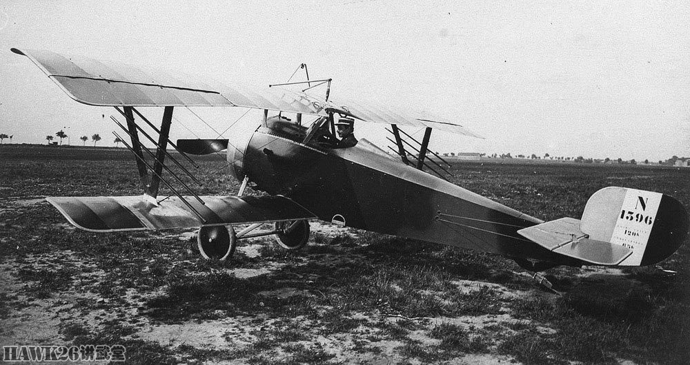 法国空军纽波特17(nieuport 17)战斗机,两个机翼之间有火箭弹,上翼