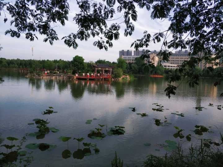 网友评选的全国最美大学校园之一 拥有全国最大的校园内湖—沁湖