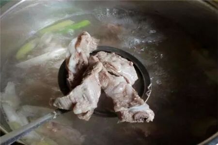 排骨汤怎么炖才好吃又营养 c2edf0cd78b048971451f8a6321be8c1db63c56d.jpg