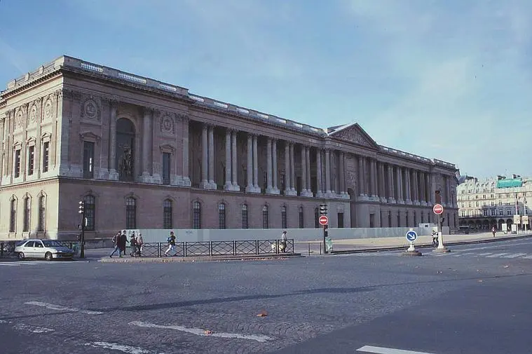 卢浮宫东立面卢浮宫东立面全长约172m，高28m，上下按照一个完整的柱式分作