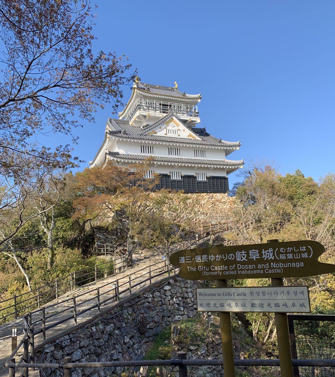 岐阜城原名稻叶山城,本是斋藤家的居城.