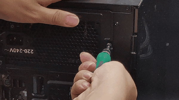 5寸的hdd硬盘做演示了,sata口的ssd与之完全一样.3.